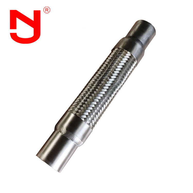 Conector de tubos de metal forjado e soldado