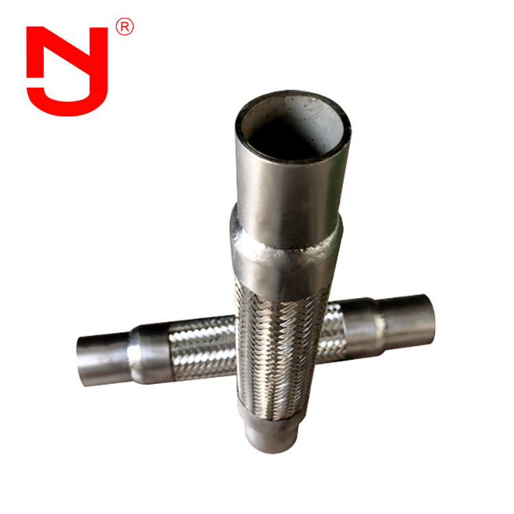 Conector de tubos de metal forjado e soldado