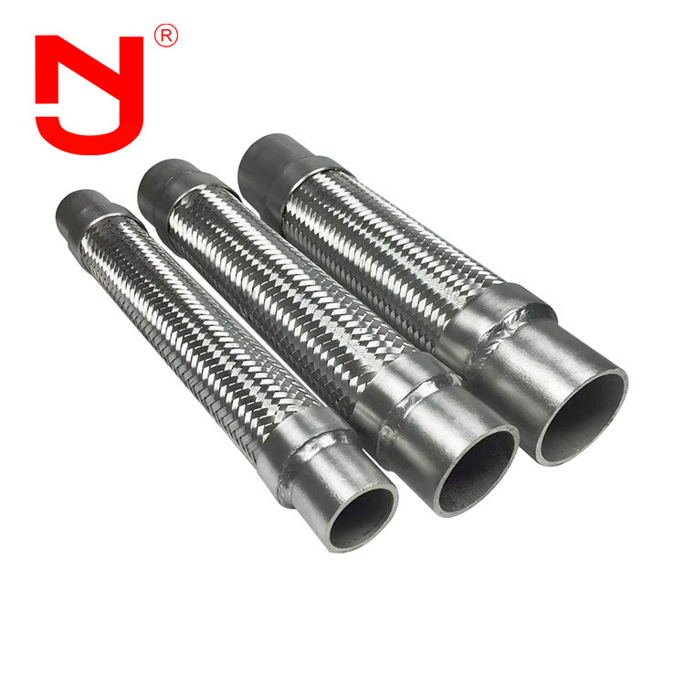 Conector de tubos de metal forjado e soldado