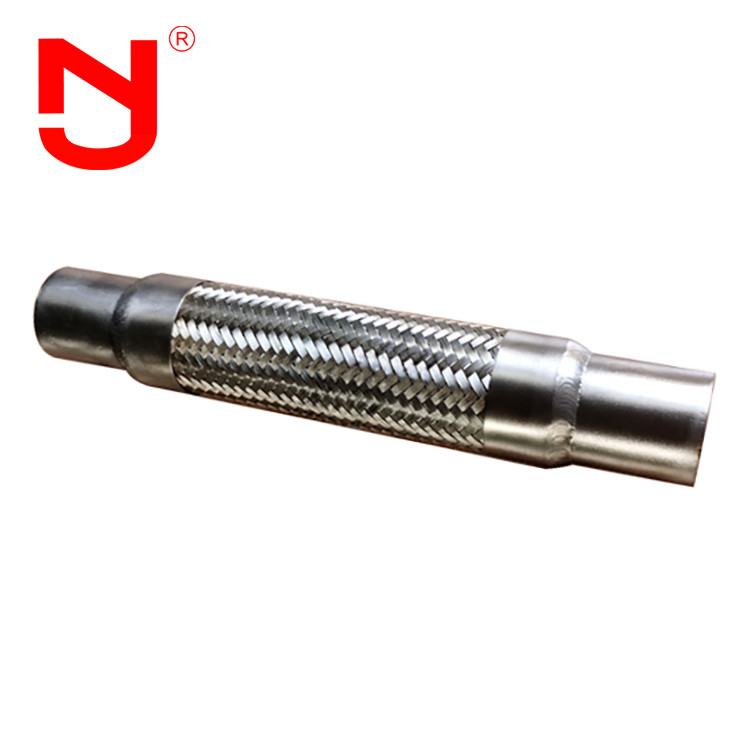 Conector de tubos de metal forjado e soldado
