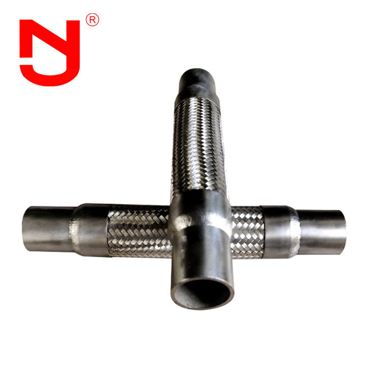 Conector de tubos de metal forjado e soldado